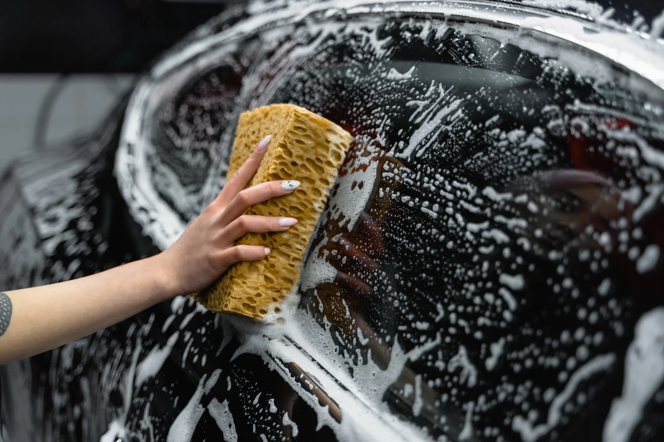mytí okna automobilu