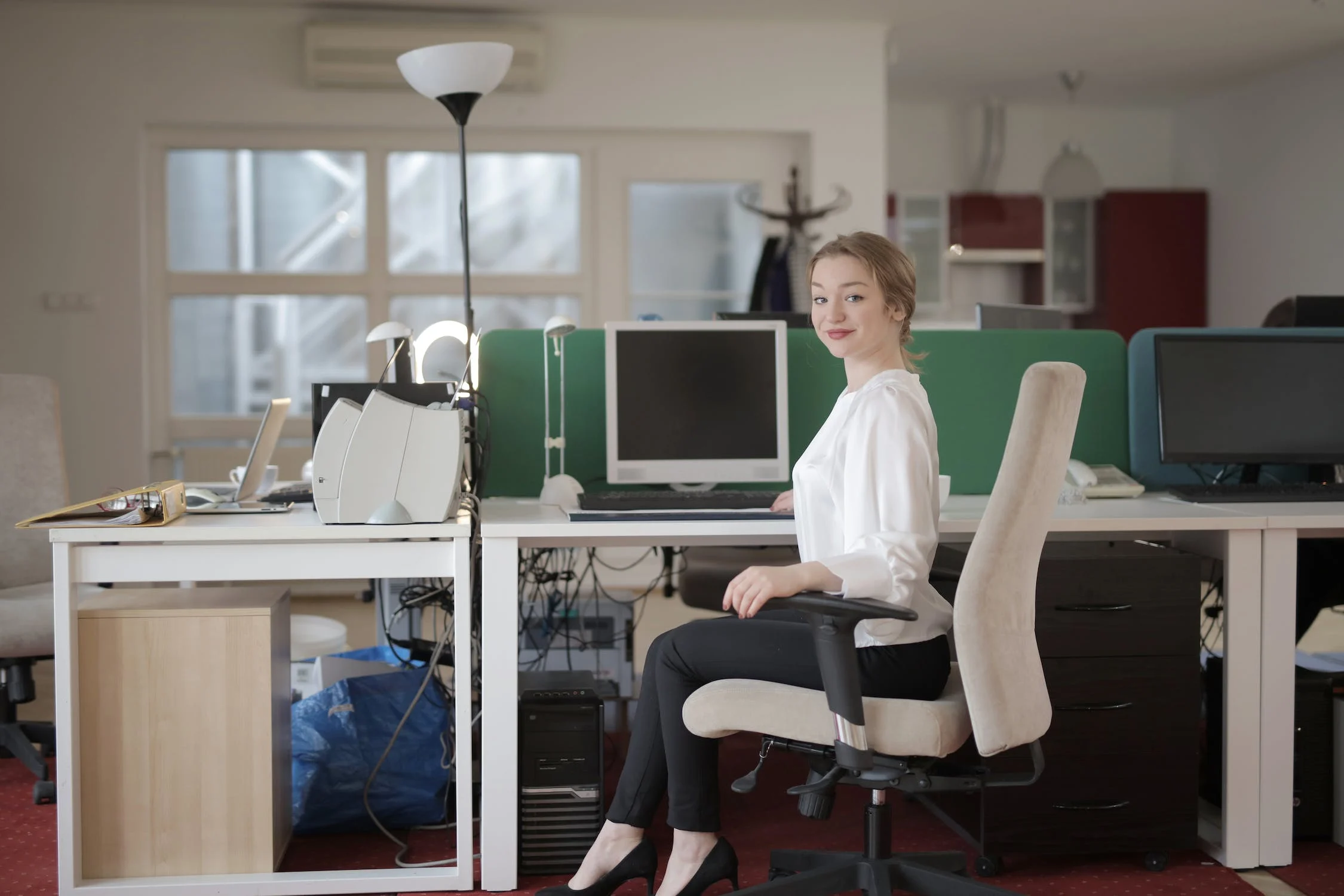 elegantní žena sedící na zdravotní kancelářské židli