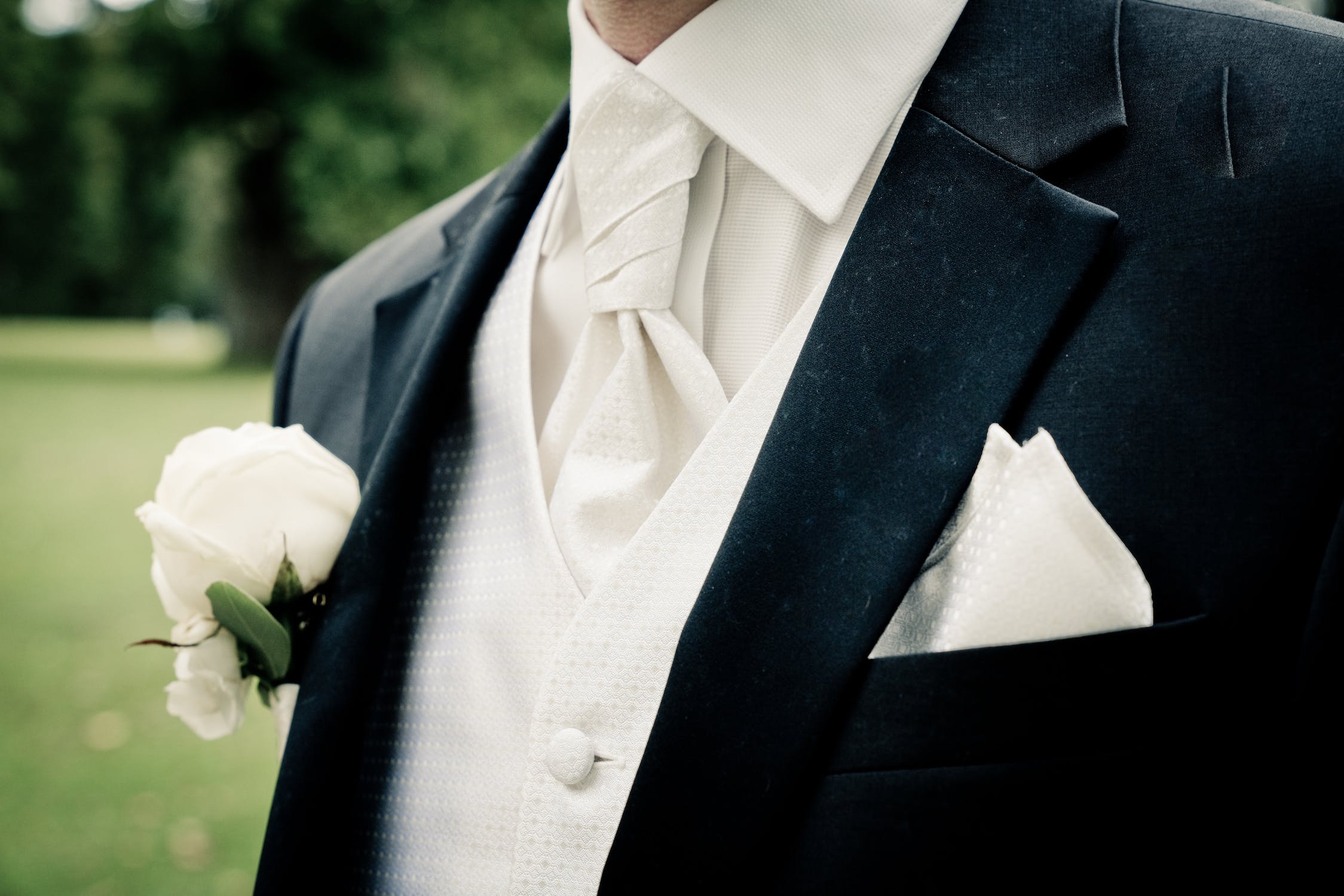detail pánského svatebního obleku