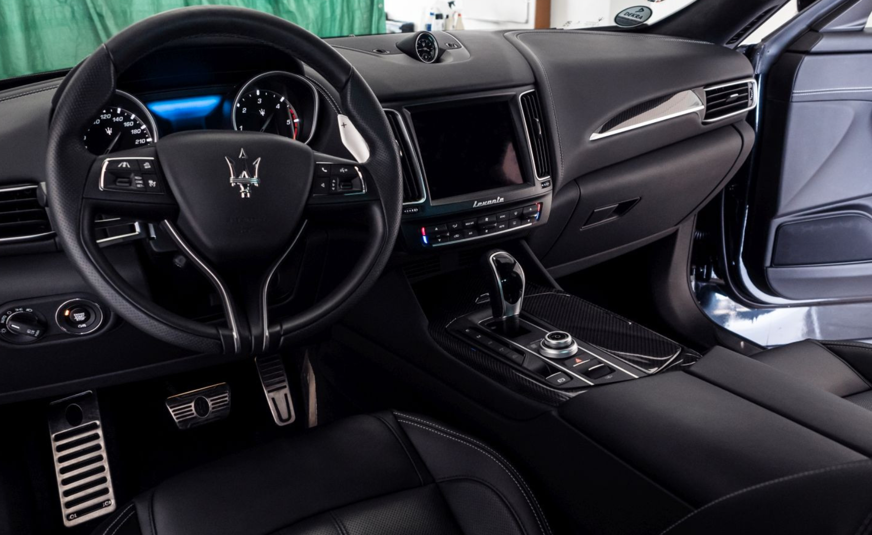 pravidelné čiětění interiéru auta Maserati Levante v Plzni