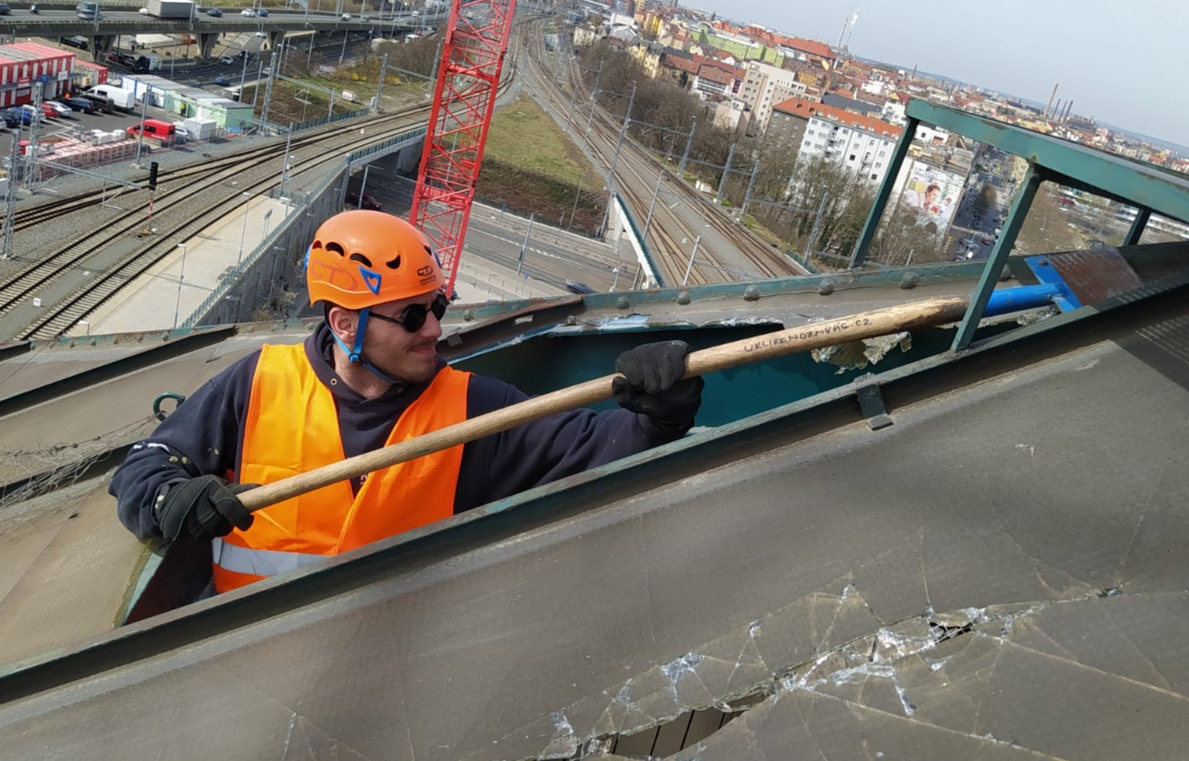 zaměstnanec výškyzavás.cz při opravě střech a výměně skleněného panelu