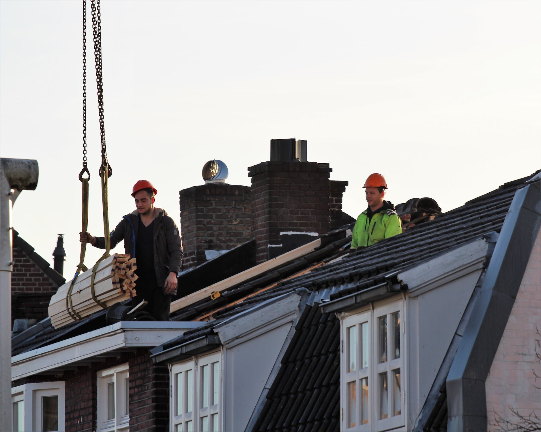 zaměstnanci pracující na opravě střechy