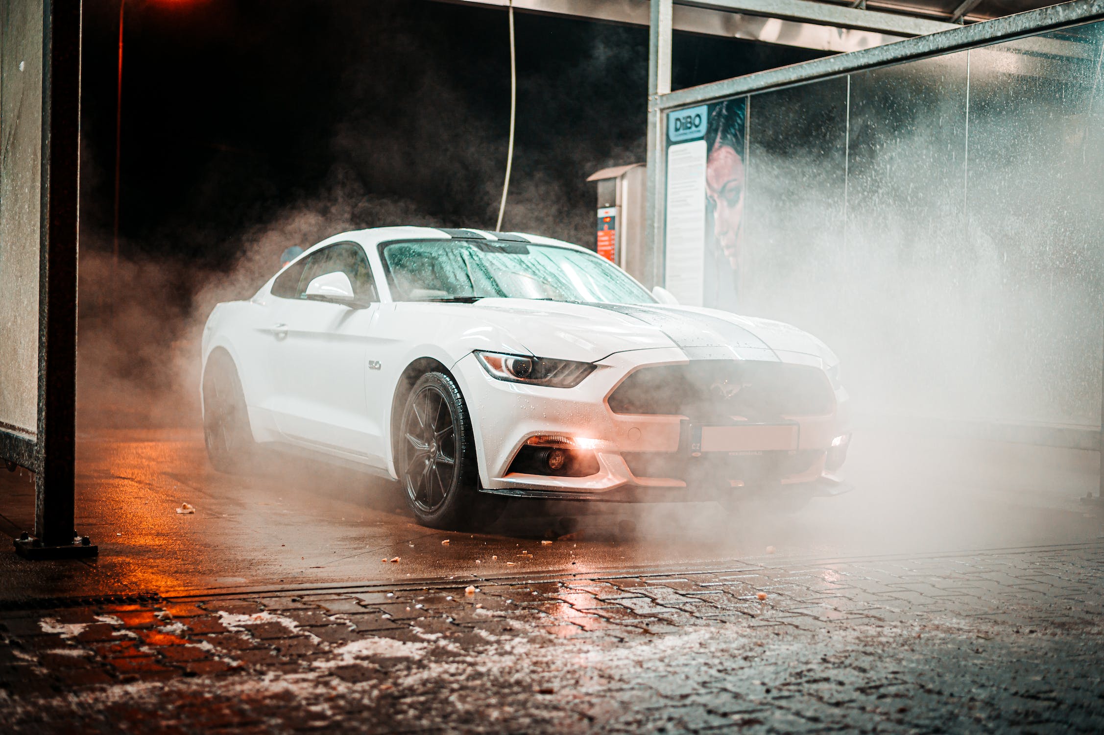 ruční mytí bílého vozu ford mustang v plzni