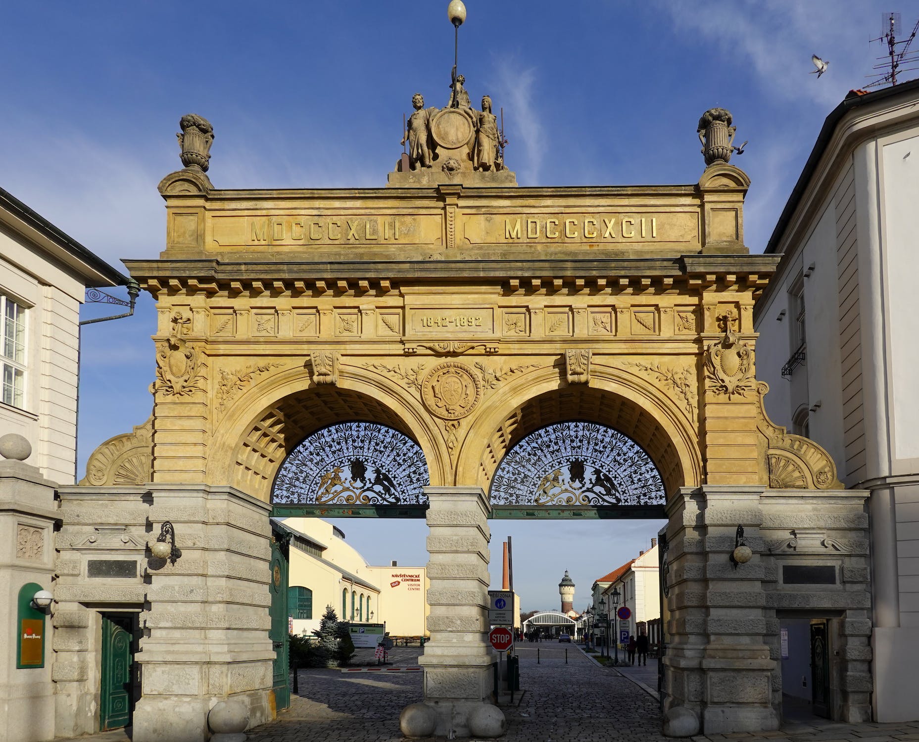 plzeňská pivovarská brána kladoucí důraz na lokální tématiku článku