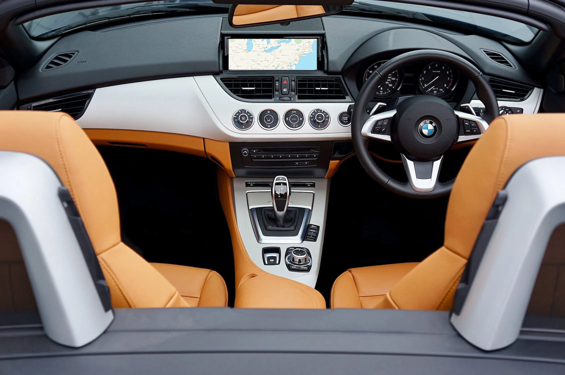 béžový interiér auta bmw z4