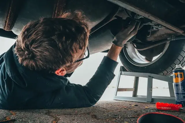 Automechanik provádí servis vozu.